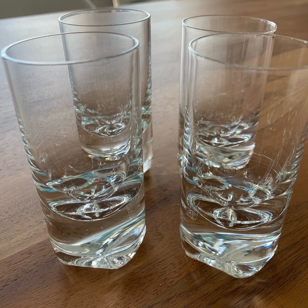 🌸 3/$25 EUC set of 4 shot glasses. Approx 3” high. Straight sides.